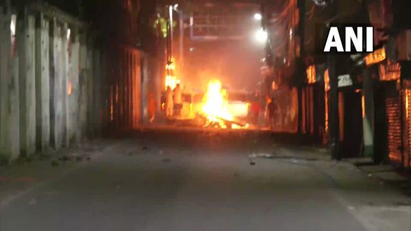 प. बंगाल: हुगली में Ram Navami की शोभा यात्रा के दौरान हिंसा-आगजनी, महिलाओं-बच्चों पर पथराव की खबरें! VIDEO