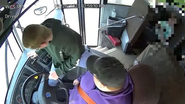 बस चलाते हुए ड्राइवर हुआ बेहोश, 7वीं क्लास के बच्चे ने गाड़ी रोककर बचाई 66 बच्चों की जान, वीडियो देखें