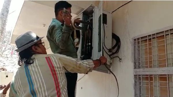 AC के अंदर से निकला छह फीट लंबा सांप, गर्मी में ठंडक लेने AC बाॅक्स में घुसा था