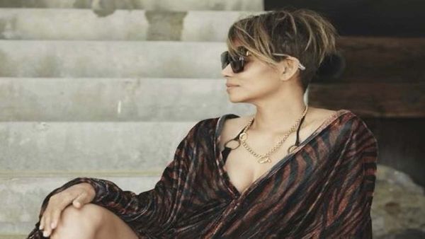 John Wick एक्ट्रेस Halle Berry ने तोड़ी सारी हदें, 55 साल की उम्र में बालकनी में न्यूड होकर पी वाइन