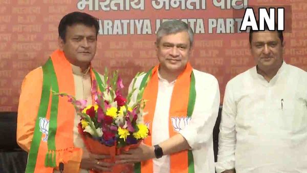 भाजपा में शामिल हुए जेडीयू के पूर्व नेता Ajay Alok, रेल मंत्री अश्विनी वैष्णव ने दिलाई सदस्यता