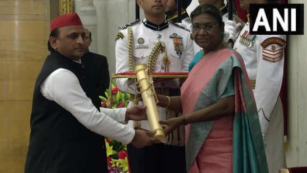 मरणोपरांत मुलायम सिंह यादव को पद्म विभूषण से राष्ट्रपति ने किया सम्मानित, अखिलेश यादव ने किया ग्रहण