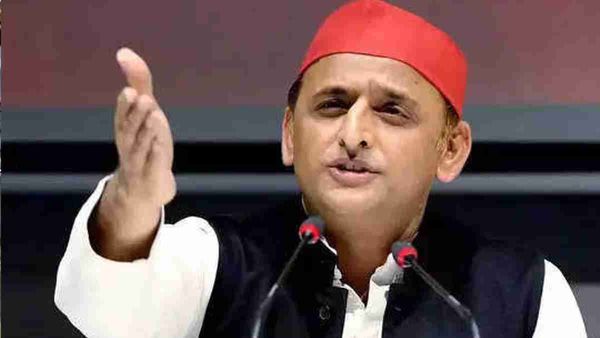 Akhilesh Yadav ने फिर ट्वीट किया सांडों की लड़ाई का Video, लिखा- 'इनके लिए तो नियुक्त किए गए हैं IAS?'