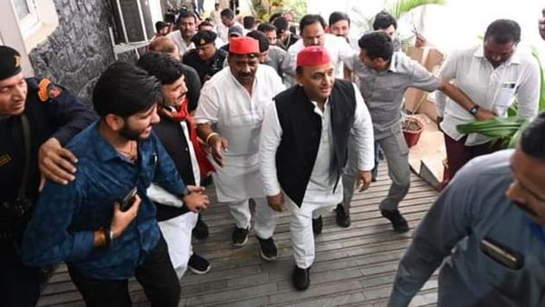 MP में Akhilesh Yadav की एंट्री, सपा कार्यकर्ताओं ने किया जोरदार स्वागत