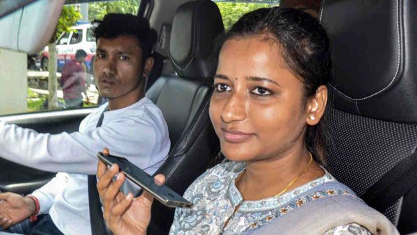 ईडी के रडार पर आई बड़कागांव विधायक Amba Prasad, राहुल गांधी के कहने पर UPSC छोड़ शुरू की थी राजनीति