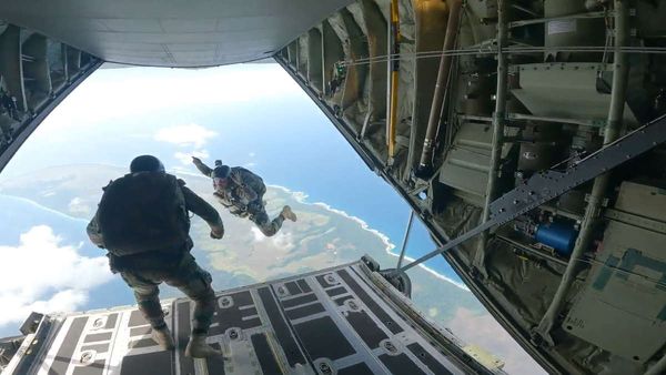 VIDEO: चीन से विवाद के बीच अंडमान निकोबार में तीनों सेनाओं का युद्धाभ्यास, जवानों ने दिखाई अपनी ताकत