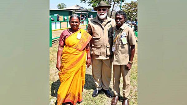 PM Modi Oscars विनर फिल्म के असली सितारों से मिले, तमिलनाडु में Bomman और Bellie से मुलाकात की Photos वायरल