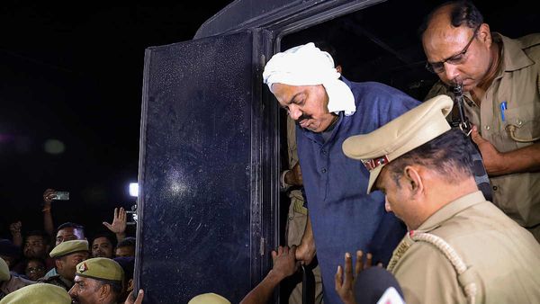 Fact Check: क्या अतीक से साबरमती जेल में धुलवाई जा रही भैंस? कई तरह के दावे वायरल, जानें सच्चाई