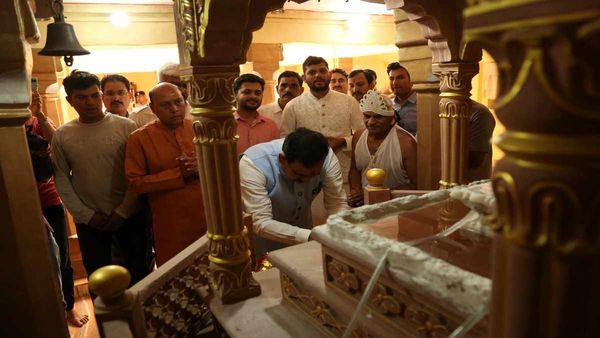 Sagar News: गृहमंत्री डाॅ. नरोत्तम मिश्रा लोहारी जैन मंदिर पहुंचे, सिद्धचक्र विधान में शामिल हुए