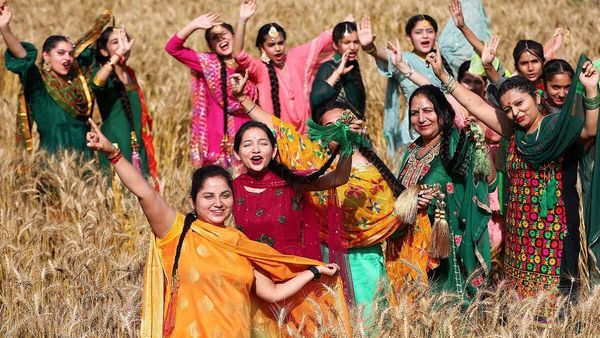 Happy Baisakhi 2023: 'नचले गाले हमारे साथ, आई बैसाखी खुशियों के साथ', ऐसे दें अपनों को बैसाखी की लख लख बधाइयां