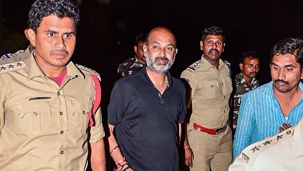 Telangana paper leak: बंदी संजय 19 अप्रैल तक न्यायिक हिरासत में, कोर्ट ले जाते वक्त हंगामा