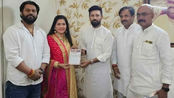 मिलिए भोजपुरी की 'डांसिंग क्वीन' Seema Singh से, जिन्होंने चिराग पासवान की पार्टी से रखा राजनीति में कदम