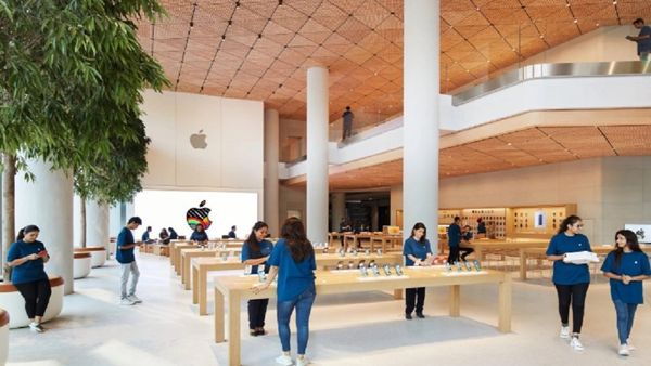 Apple Store: एप्पल बीकेसी मुंबई स्टोर की पहली तस्वीर आई सामने, लकड़ी से बनी है टाइल, लोगों को कर रही आकर्षित