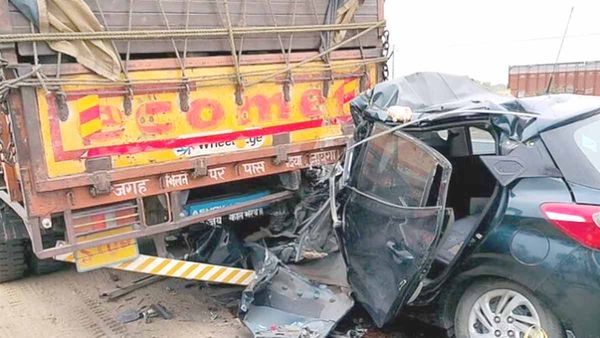 Chandauli में हाइवे पर खड़े ट्रक में घुसी बेकाबू कार, तीन लोगों की दर्दनाक मौत, चार गंभीर