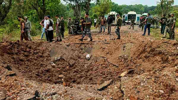Naxal Attack: दंतेवाड़ा हमले में नक्सलियों ने किया 50 KG IED का इस्तेमाल, धमाके की जगह बना गड्ढा