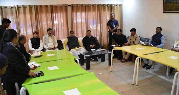 सीएम धामी ने की जोशीमठ में आपदा राहत, बचाव कार्यों की समीक्षा, प्रभावितों की समस्याएं सुनीं