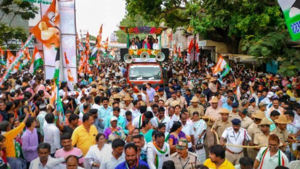 कर्नाटक में चुनाव प्रचार करने पहुंची प्रियंका गांधी ने किया रोड शो, कांग्रेस के लिए मांगे वोट