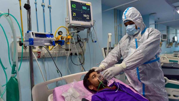 Corona Updates: दिल्ली में कोरोना पॉजिटिविटी रेट 25% के पार, महाराष्ट्र, केरल के आंकड़ों ने बढ़ाई चिंता