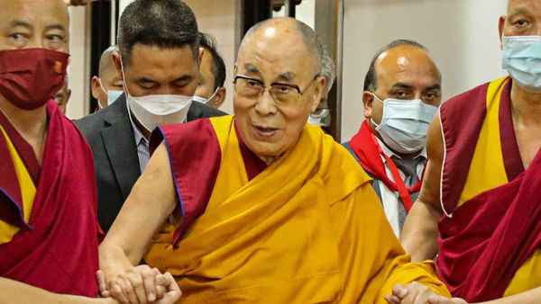 बच्चे को किस करते दलाई लामा की वायरल वीडियो पर विवाद, आध्यात्मिक गुरु ने मांगी माफी