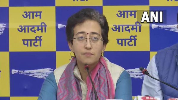 दिल्ली सरकार का 12 निजी स्कूलों को नोटिस, किताब और यूनिफॉर्म पर वसूली जा रही थी मनमानी कीमत