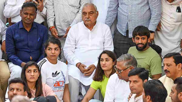 Wrestlers Protest: पहलवानों का हौसला बढ़ाने जंतर-मंतर पहुंचे हरियाणा के पूर्व CM हुड्डा, कल SC में सुनवाई