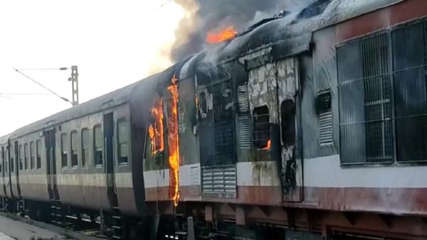 MP News: रतलाम-इंदौर डेमू ट्रेन में भीषण आग, धू-धू कर जल गए दो कोच, सभी यात्री सुरक्षित