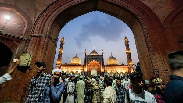 Eid al-Fitr 2023: देशभर में आज ईद की धूम, जामा मस्जिद में लोगों ने अदा की नमाज, देखें शानदार Video