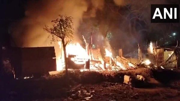 बंगाल, बिहार के बाद झारखंड में उपद्रव, कई दुकानें आग के हवाले, इलाके में RAF के जवान तैनात