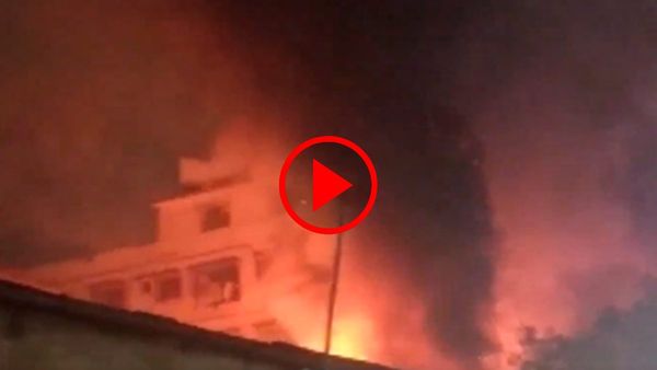 Video: कोलकाता में ट्रांसफार्मर से निकली भीषण आग, प्लास्टिक गोदाम जलकर खाक