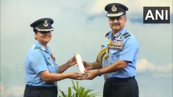विंग कमांडर दीपिका मिश्रा को वीरता पुरस्कार, यह सम्मान पाने वाली वायु सेना की पहली महिला अधिकारी