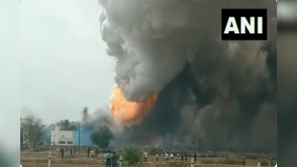 गुजरात: अरावली में पटाखा कंपनी में विस्फोट के बाद लगी भीषण आग, 4 लोगों की दर्दनाक मौत