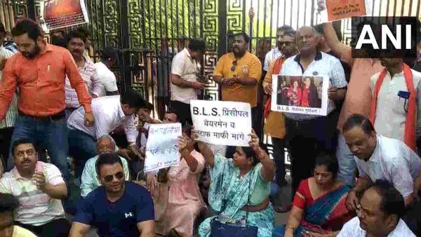 Hathras News: स्कूल में नहीं पढ़ी गई थी नमाज, DM कहा- लोगों से अपील है कि अफवाहों पर ध्यान न दें