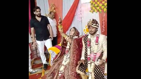 Hathras की दबंग दुल्हन का Video सोशल मीडिया पर वायरल, स्टेज पर बैठकर कुछ यूं की चार राउंड हवाई फायरिंग