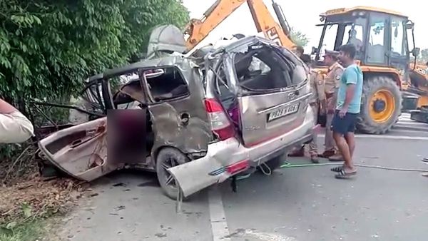 Shravasti: अंतिम संस्कार में जा रहे परिवार की इनोवा पेड़ से टकराई, 6 लोगों की हुई दर्दनाक मौत