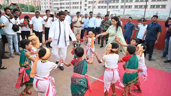 आदिवसी बच्चों के साथ झूमे CM हेमंत सोरेन..पत्नी कल्पना ने भी थामा हाथ, बोले- KIIT को देंगे एक माह का वेतन