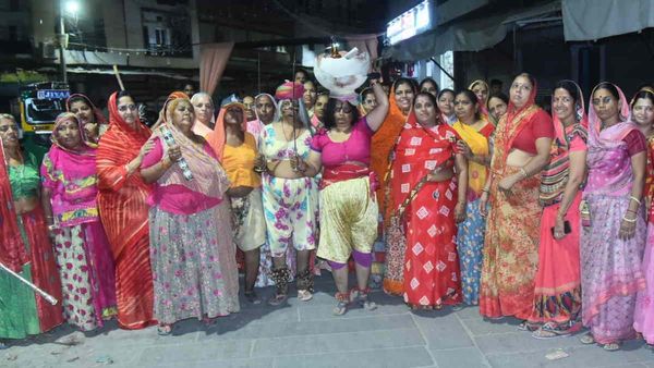 Jodhpur: जोधपुर में महिलाएं नंगी तलवार लेकर आधी रात को करती है श्मशान में पूजा