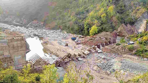 Himachal: जलाड़ी खरठ से दौलतपुर को जोड़ने वाला निर्माणाधीन ब्रिज ढहा, 3 करोड़ की लगात से हो रहा था तैयार