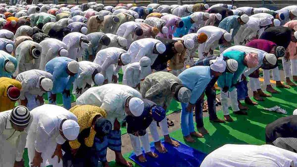 Kanpur में रोक के बावजूद भी सड़क पर पढ़ी गई नमाज, पुलिस ने 1800 लोगों के खिलाफ दर्ज की FIR