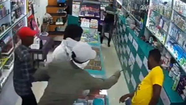 VIDEO: पुणे में 'कोयता गैंग' का तांडव, मेडिकल स्टोर में धारदार हथियार से किया हमला, जमकर की पिटाई