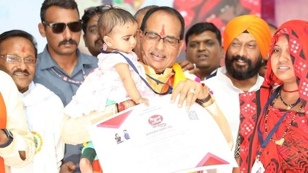 Barwani news: लाड़ली बहना महासम्मेलन में शामिल हुए CM Shivraj, शिकायतें मिलने पर SDM को हटाया