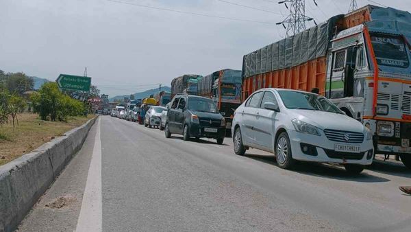 Landslide: जम्मू कश्मीर में NH पर गिरी चट्टानें, एक की मौत, हाईवे बंद, 300 से अधिक वाहन फंसे