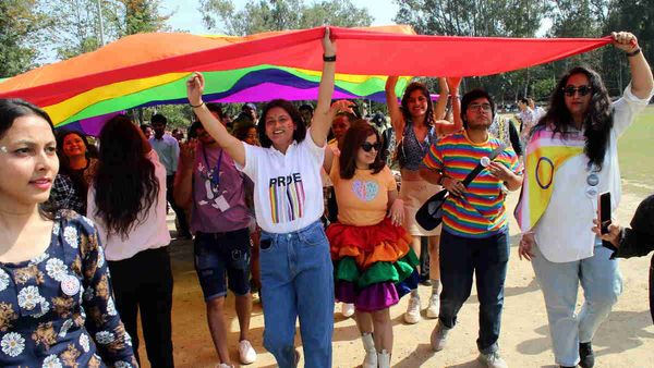 Same Sex Marriage: हेल्थ इंश्योरेंस, ज्वाइंट अकाउंट जैसी चीजों के लिए क्यों परेशान होते हैं समलैंगिक जोड़े?