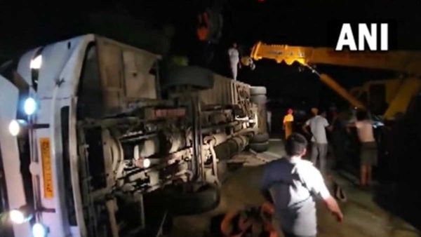 महाराष्ट्र: देर रात पुणे-सोलापुर हाईवे पर पलटी बस, 12 से ज्यादा सवारी घायल