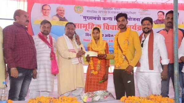 Sheopur News: सामूहिक विवाह सम्मेलन में पंडित ने नहीं पढ़े मंत्र, बिना सात फेरे लिए 39 दुल्हन चली गई ससुराल