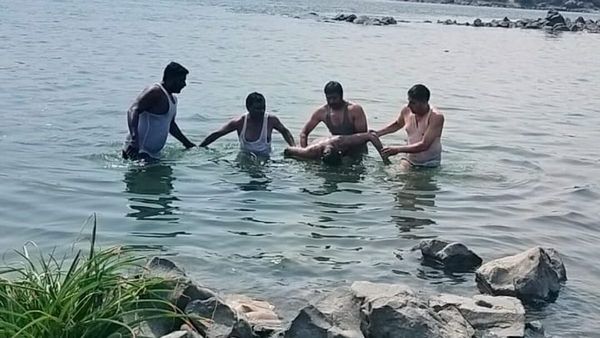 MP: नर्मदा नदी में डूबा युवक, गोताखोर हिम्मत हारे तो MLA ने गहराई में जाकर निकाला शव