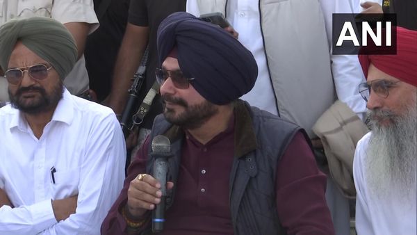 जेल से रिहाई के बाद सिद्धू मूसेवाला के घर पहुंचे नवजोत सिंह सिद्धू, उनके माता-पिता से करेंगे मुलाकात, VIDEO