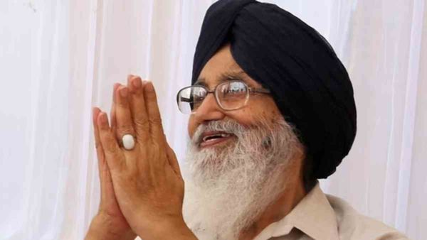 Parkash Singh Badal: अलगाववाद के फैलते अंधकार के बीच विदा हो जाना बादल का