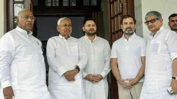 Nitish Kumar: क्या विपक्षी एकता के केंद्र में टिके रह पाएंगे नीतीश कुमार?