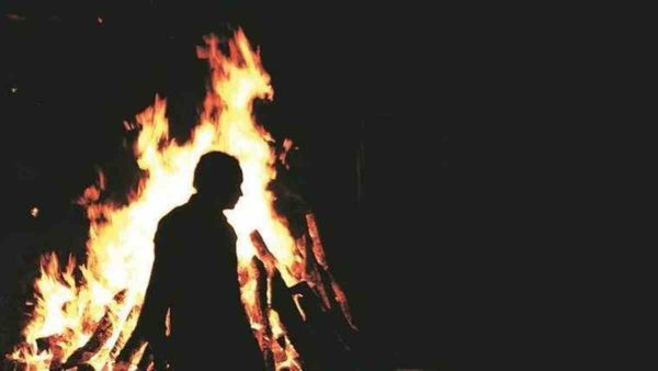 Last Rites by Women: समय के साथ बदलाव, अब महिलाएं भी देती हैं चिता को मुखाग्नि और करती हैं कपाल क्रिया