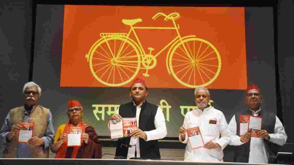 UP Nikay Chunav: सपा ने जनता से किए कई वादे, अखिलेश बोले- बीजेपी के पास उम्मीदवारों का टोटा